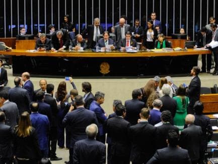 Em marcha lenta, Congresso tenta avançar na pauta. Copa e São João vão frear votações