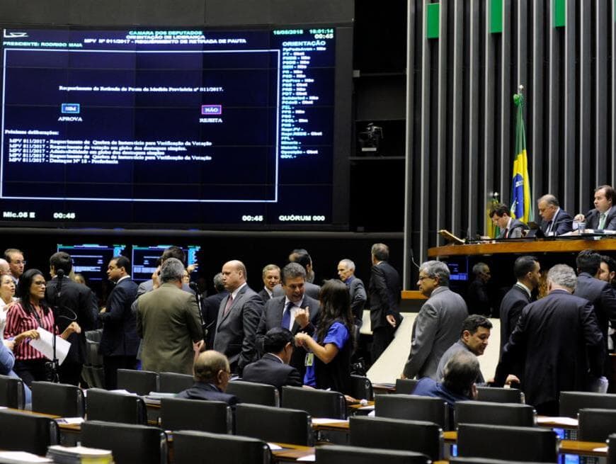 Deputados aprovam MP que muda regras de venda de petróleo do pré-sal