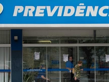 Aposentadoria por idade e outros benefícios do INSS só poderão ser pedidos por telefone e internet