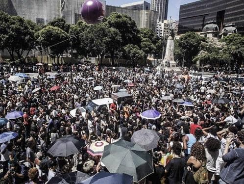 Aos gritos de "Marielle presente", corpo de vereadora é sepultado no Rio de Janeiro