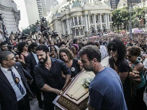 Corpo de Marielle segue em cortejo pelo Rio; multidão ocupou arredores da Câmara Municipal