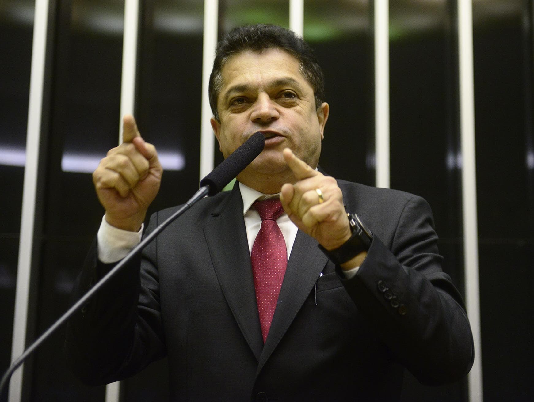 Deputado preso é conhecido por vídeo pornô, ofensas e bate-bocas. Confira vídeos