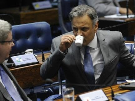 Denunciado por corrupção, Aécio volta ao Senado e se diz "vítima de ardilosa armação"