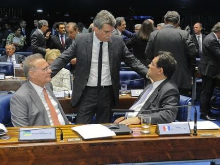 Mais da metade dos senadores que votaram a favor de Aécio é investigada no STF