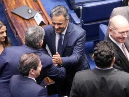 Senadores devolvem exercício do mandato a Aécio