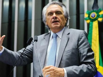 De ombro quebrado, Caiado vai ao Senado votar contra Aécio