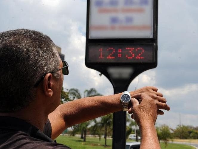 Horário de Verão começa neste domingo em três regiões do país