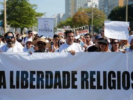 Manifestantes protestam contra a intolerância religiosa em ato no Rio de Janeiro