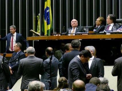 Congresso aprova texto-base da revisão da meta fiscal e aguarda conclusão de destaques