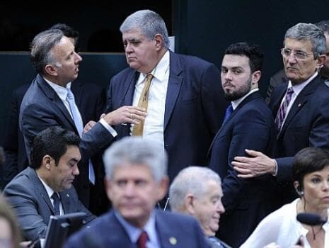 Após liberar emendas e trocar deputados, governo consegue rejeitar parecer para investigar Temer