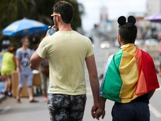 Três dias após regulamentação, distritais derrubam lei que pune casos de homofobia no DF