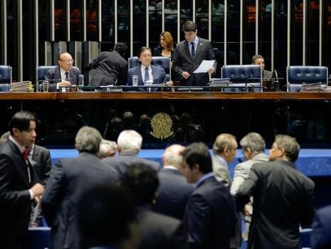 Senadores de vários partidos fizeram apartes de apoio a Aécio em seu último discurso de defesa