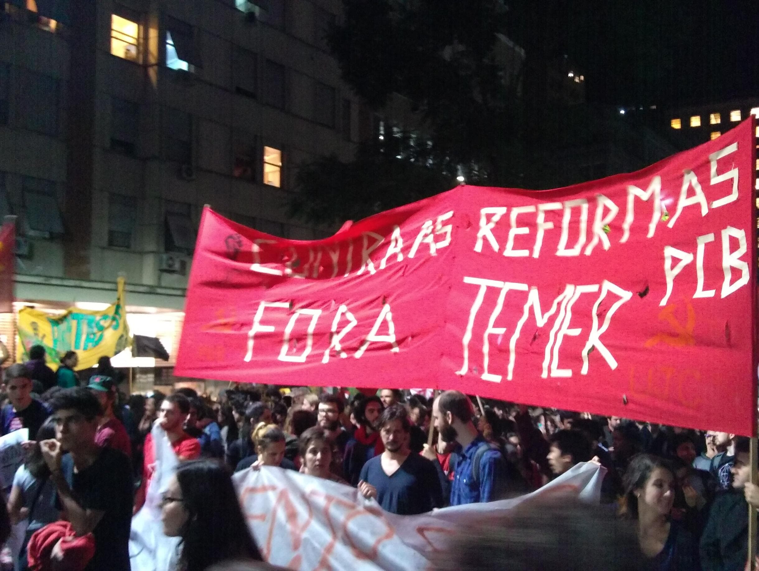 Manifestantes pedem renúncia de Temer em Porto Alegre