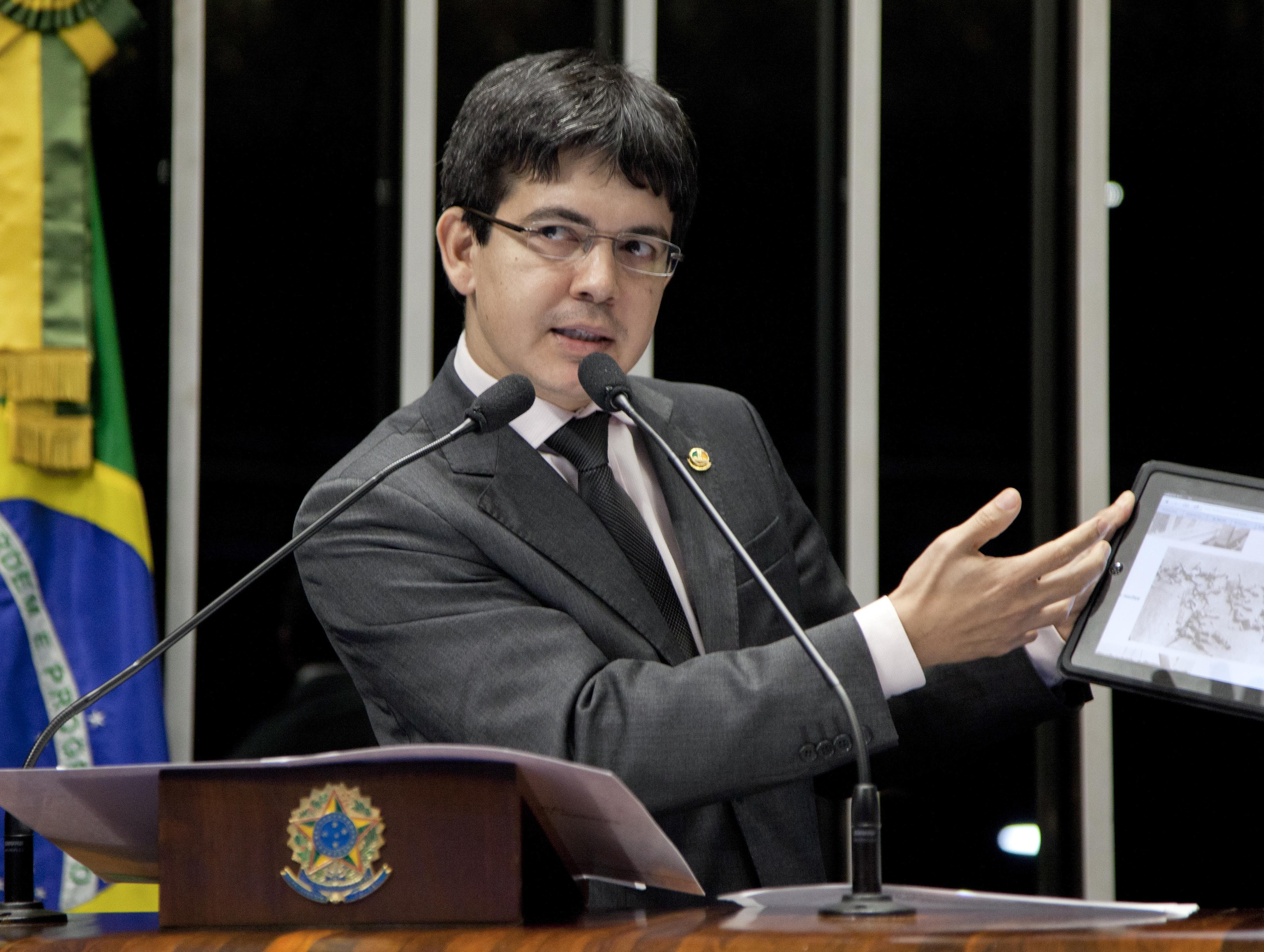 Randolfe Rodrigues protocola terceiro pedido de impeachment de Temer