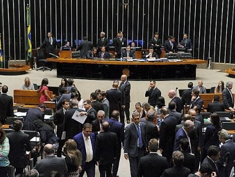 Câmara adia votação de projeto que socorre estados em crise financeira