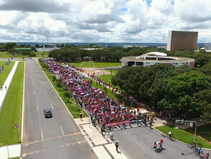 Professores decidem manter greve no DF