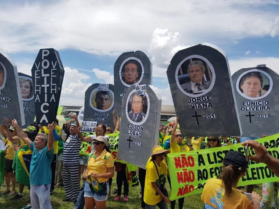 Políticos citados na Lava Jato e temas políticos foram o foco das manifestações deste domingo