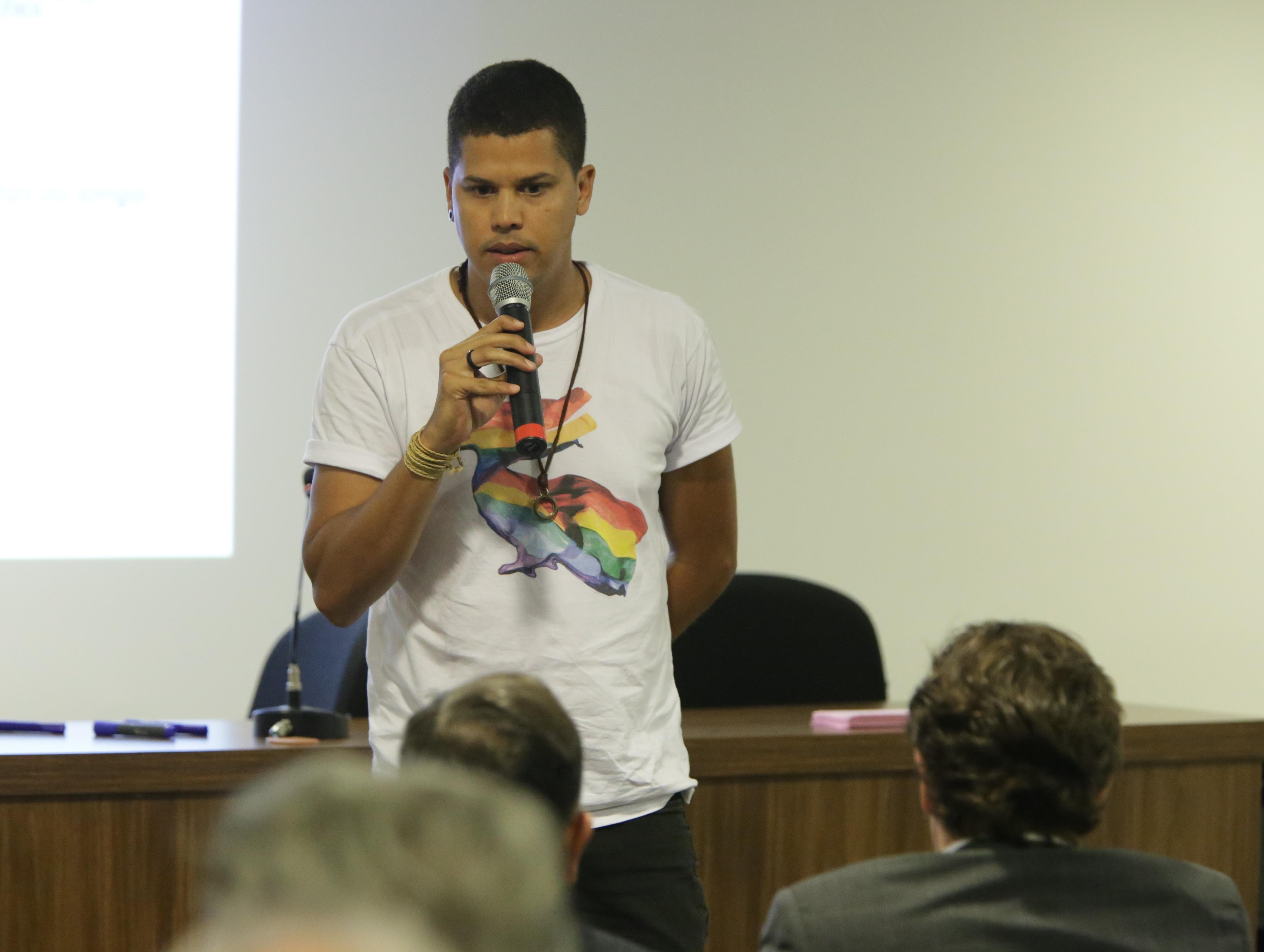 "Querem deixar as discussões dos gays só para os gays", critica líder LGBT