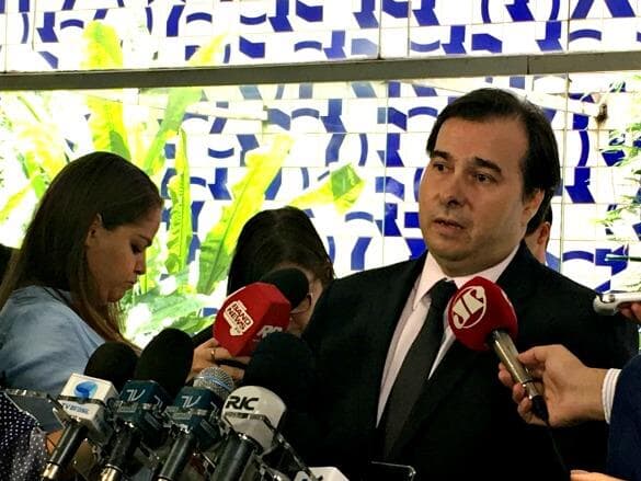 Presidente da Câmara nega que recebeu propina de empreiteira e promete processar delegada