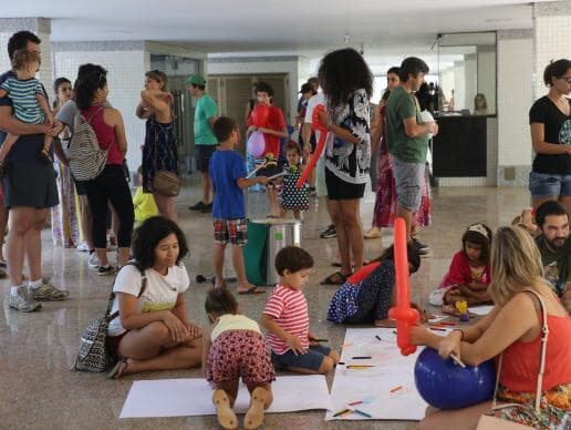 Em Brasília, crianças fazem "Brincalhaço" contra proibição em prédio