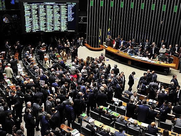 Abaixo-assinado pelo fim dos privilégios parlamentares já tem quase 100 mil assinaturas