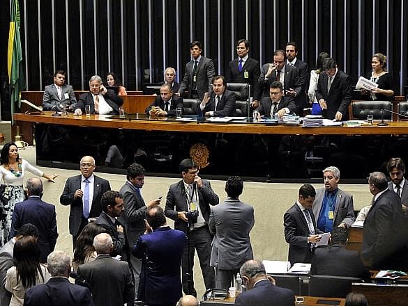 Deputados reclamam de falta de verbas para mudanças no ensino médio