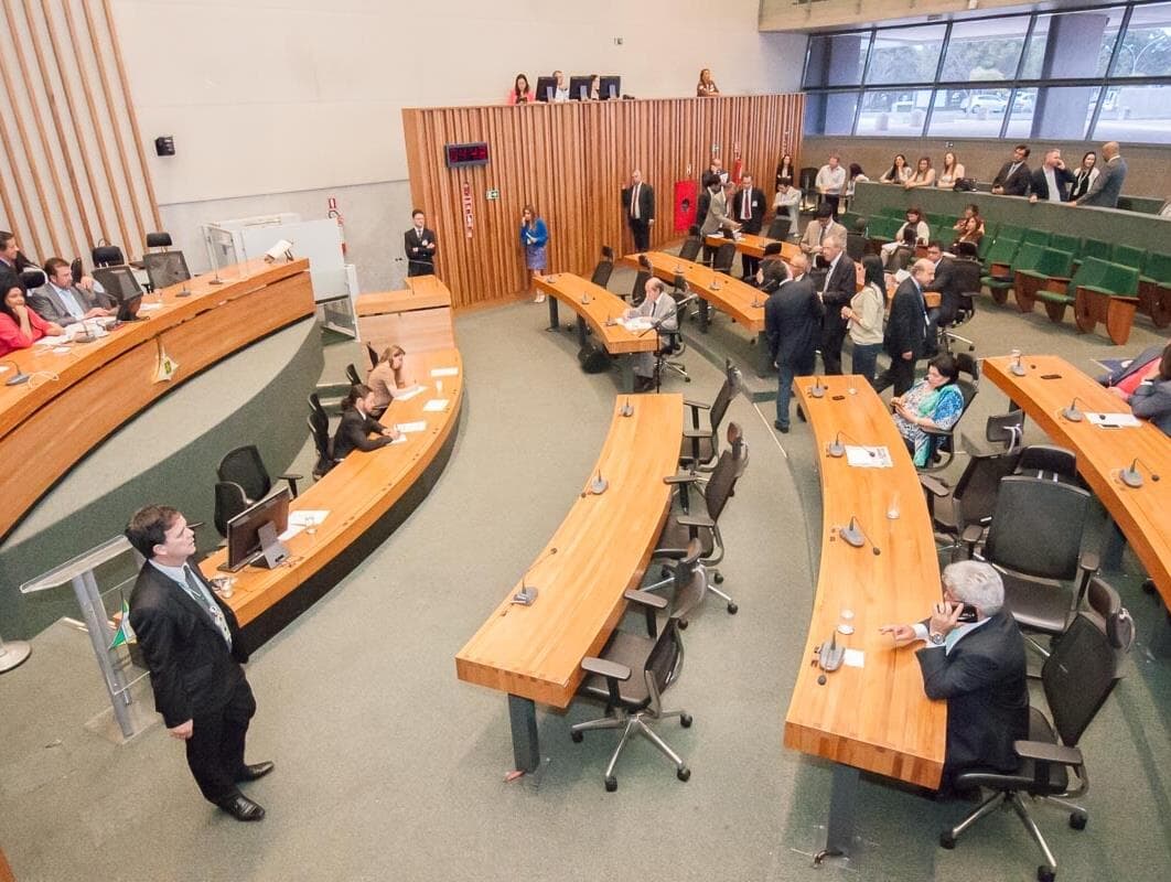 Deputados adiam votação de projeto do governo para pagar servidores