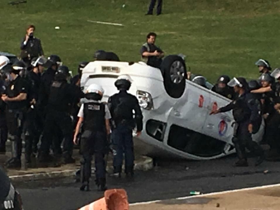 Carro da TV Record é virado por manifestantes em frente ao Congresso. Veja o vídeo