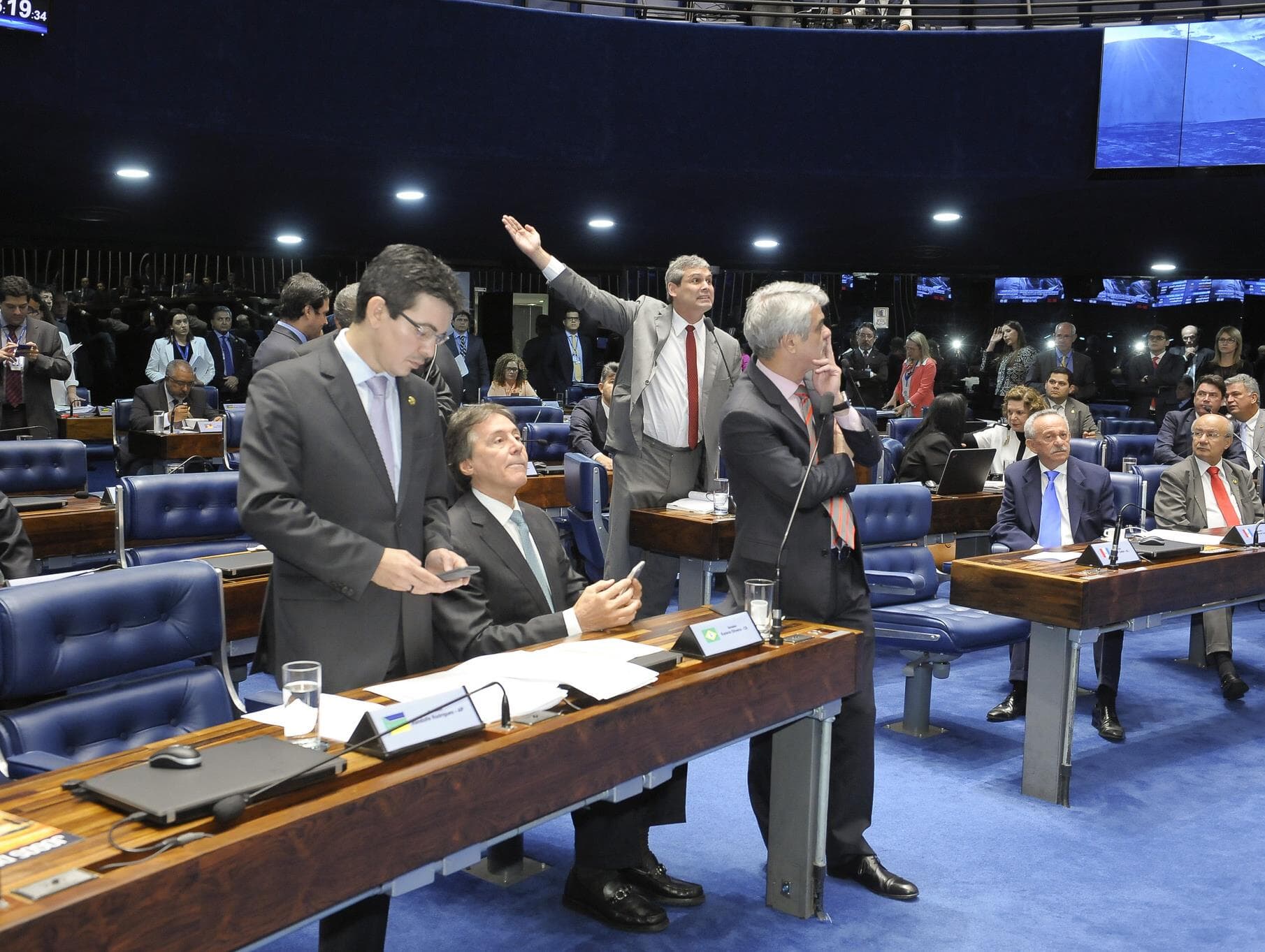 Proposta do teto de gastos é aprovada no Senado em dia de protestos em Brasília