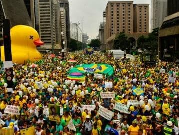 Eta, mundo bom - A impressionante resignação atual das multidões de camisa amarela