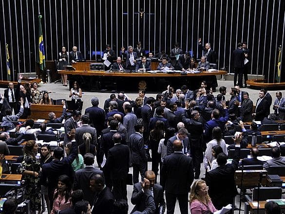 Fim das coligações reduziria partidos em 91% das câmaras municipais, diz jornal