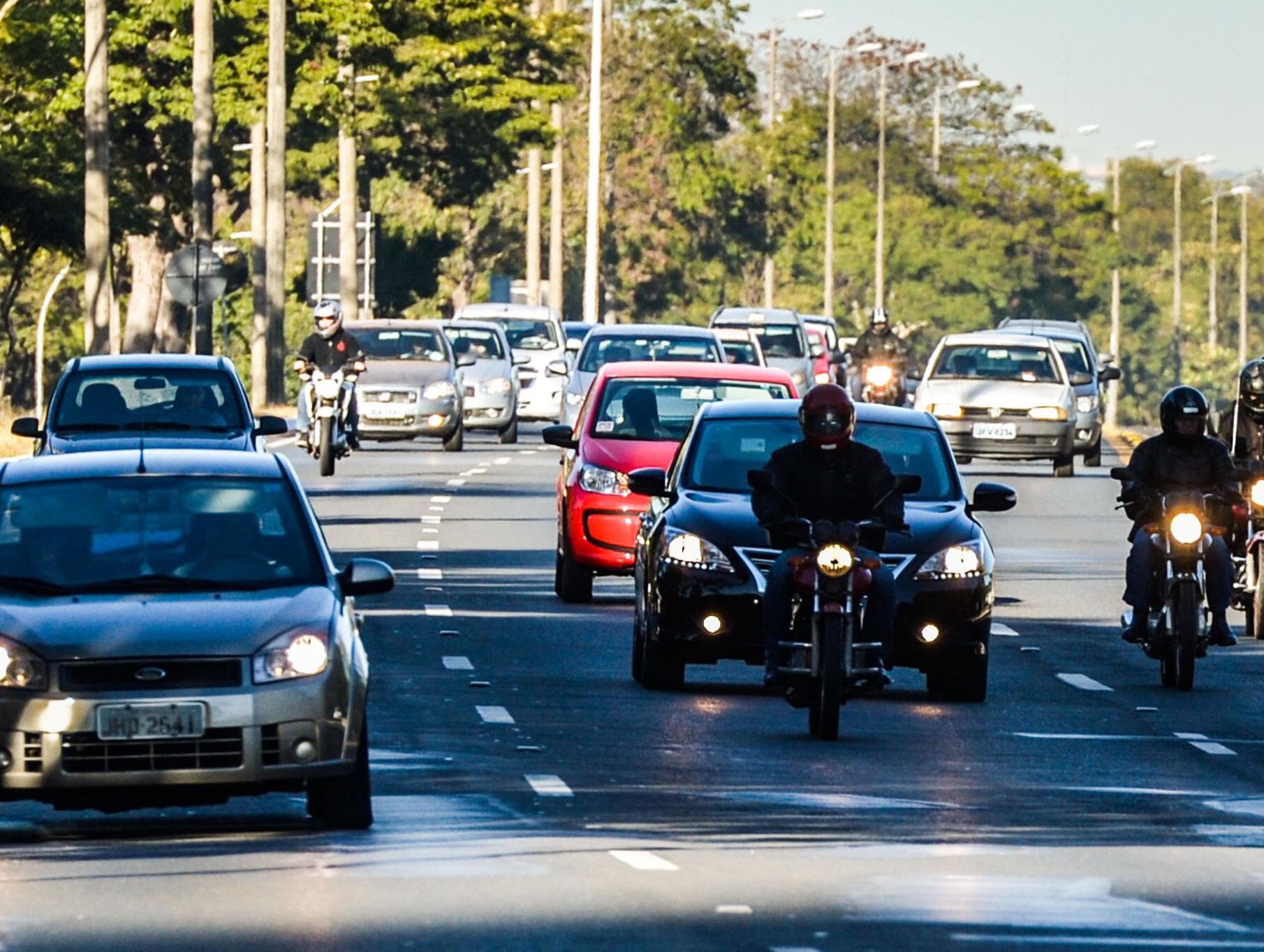 Suspensa há mais de um mês, Lei do Farol Baixo volta a valer no DF