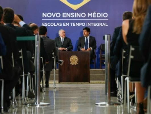 Governo reforma currículo do ensino médio e nega redução de verba para educação