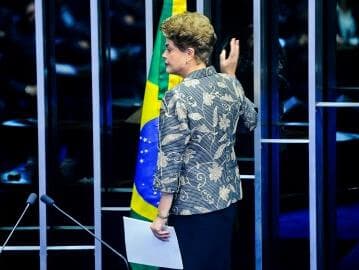 Dilma, em seu primeiro discurso como ex-presidente: "Nós voltaremos"