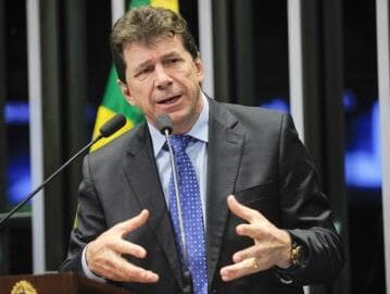 Condenado à prisão, senador declara voto pró-impeachment