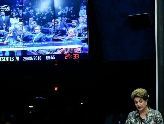 Reeleita com 53 senadores, Dilma luta agora por 28 votos para salvar mandato