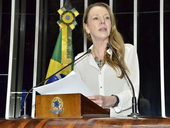 Vanessa Grazziotin pede para que senadores deixem "a hipocrisia de lado"