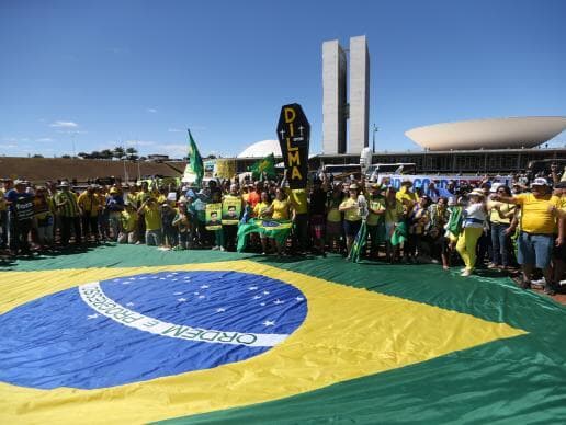 Protestos pró-impeachment são realizados em mais de 30 cidades