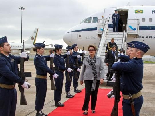 Dilma prepara vaquinha para bancar viagens, diz jornal