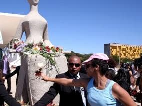 Marcha das Flores reúne milhares de mulheres