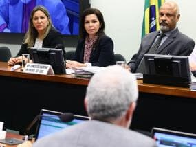 Ausência do ministro da Saúde provoca debate e protestos em comissão