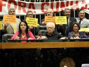 Deputados comemoram afastamento de Cunha na cadeira da Presidência