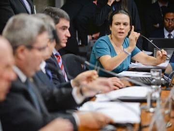 Impeachment: senadores reclamam de desvio de foco de Janaina Paschoal