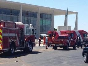 Homem ateia fogo ao próprio corpo em frente ao Palácio do Planalto