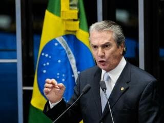 Investigado na Lava Jato e governista, Collor deixa o PTB