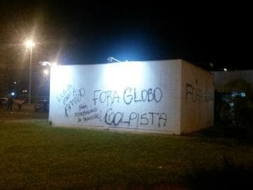 Manifestantes hostilizam TV Globo em frente ao prédio da emissora no DF