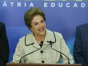 Dilma ataca Delcídio e faz breve defesa de Lula