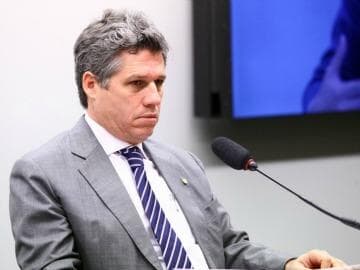 Oposição aponta "fim do PT", que critica "espetacularização" contra Lula