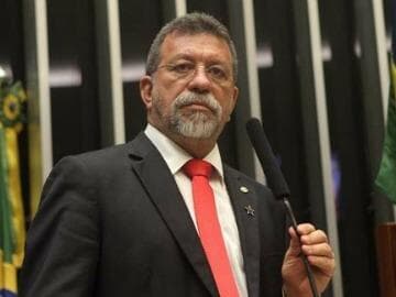 Novo líder do PT diz ver delação de Delcídio como "barrigada" da imprensa