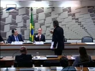 Aos gritos de 'safado' e 'bandido', Caiado e ministro se ofendem no Senado